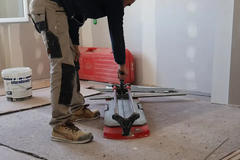 Carreleur DS Concept découpant un carreau sur un chantier à Lyon