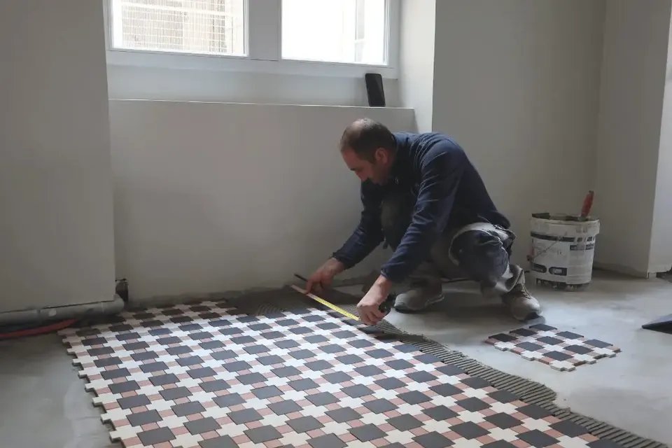 Pose de carreaux de ciment au sol dans un appartement lyonnais