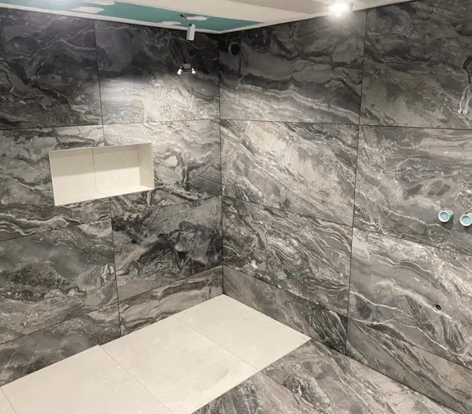Douche à l’italienne en carrelage effet marbre gris