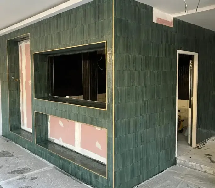 Salle de bain en zellige vert et laiton, réalisation à Lyon